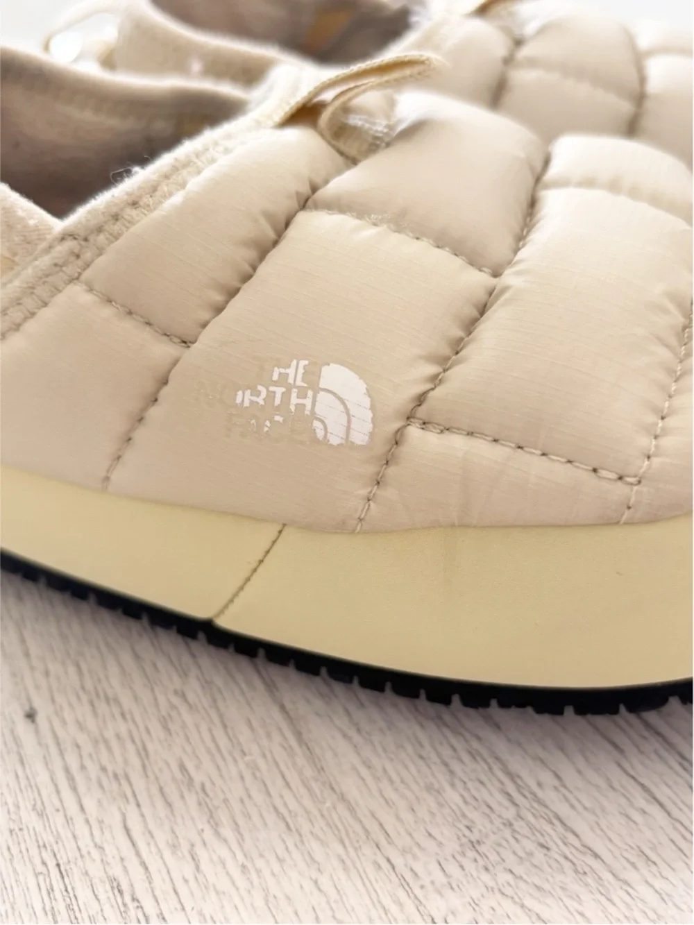 THE NORTH FACE Youth Gravel/White Dune THERMOBALL™ Traction Mules II Size 1